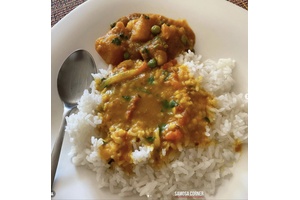 Veg Aloo Matar con Jeera Rice de Samosa Corner en CDMX